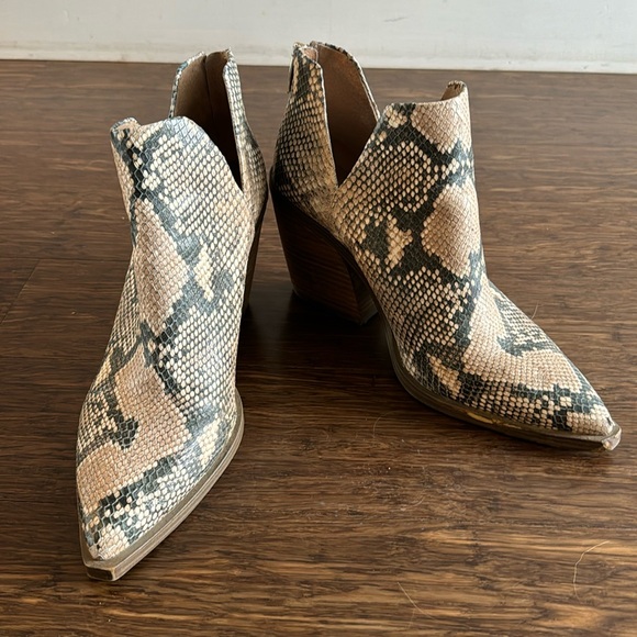 Vince Camuto - faux snake skin bootie - Picture 1 of 9